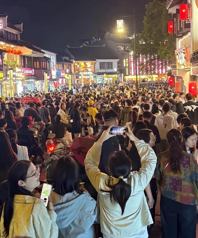 苏州五一挤爆了，但我想不通：它凭什么？