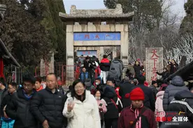 传统与科技共舞 年味与新意交融 春节假期泰山景区接待进山游客34.88万人次图片