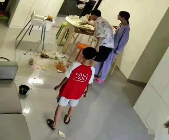 鸡蛋夫妻后续，女方三天后收到离婚通知：​​你除了吃饭睡觉还会啥？