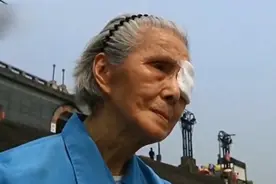 96岁老太独坐江边，等待丈夫77年，甚至哭瞎一只眼，终于有了结果图片