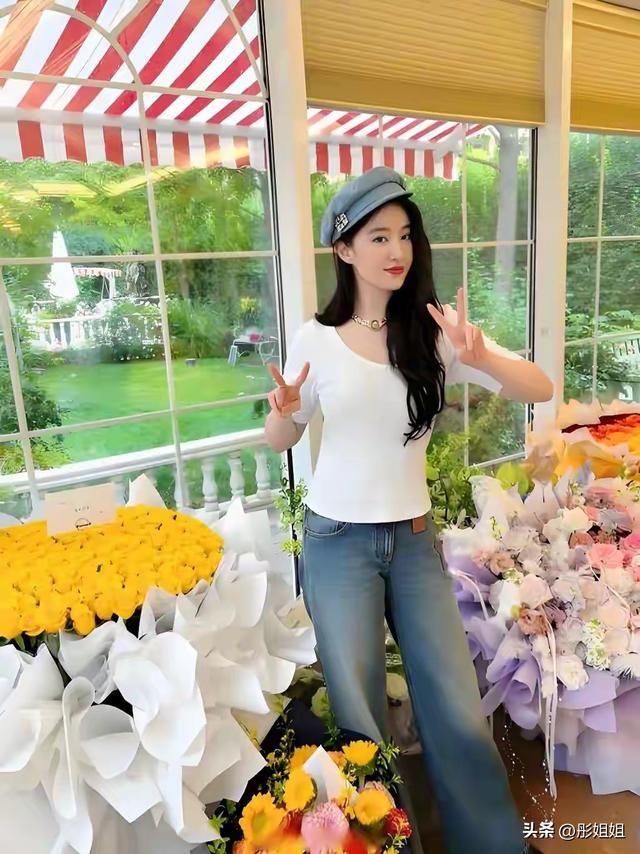 刘亦菲在家玩自拍，不料被镜子“出卖”了，网友直呼：好女人啊！