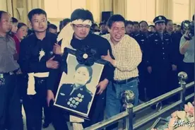 河南第一位女包公，扫黑除恶整整三年，牺牲后30万民众为她送行！图片