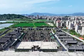 潮汕天价违建曾被政府贴封条，建设方拆门进入施工图片