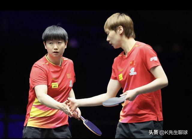 孙颖莎在颁奖仪式出洋相了 和曼昱抢着握手 没想到一个举动 球迷沸腾