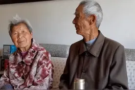 两儿子不和，八旬父母两地分居13年，再见面时母亲问那老头是谁图片