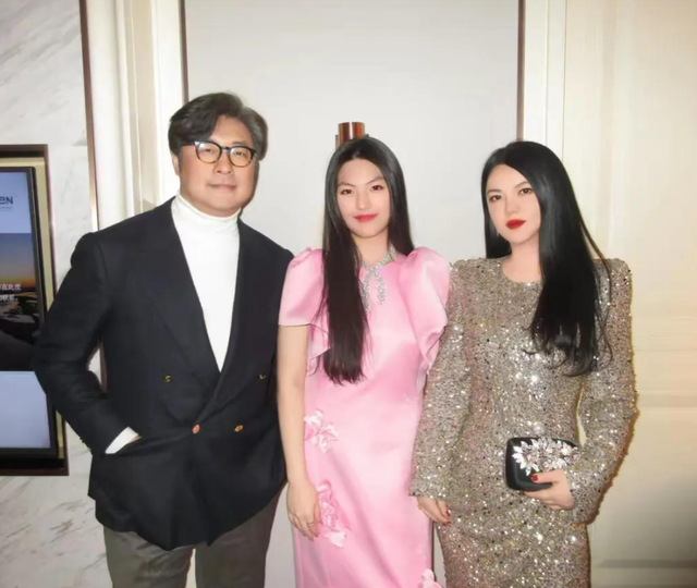 何超琼和萧邦总裁一起切蛋糕，李湘和王诗龄坐角落，阶层差距明显