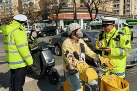 多地电动车迎便民政策，包括未戴头盔不罚款、超标车可“白转绿”图片