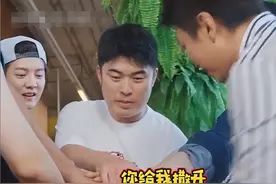 笑麻了，邓超给了陈赫一巴掌，网友评论笑死图片