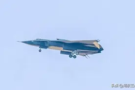 首次曝光？成飞六代机侧面高清照，两对4机轮没有侧弹舱图片