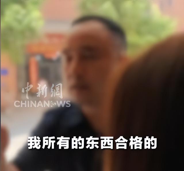 太猖狂！记者被打后续：警方介入，厂家底裤被扒光，这下摊上事了
