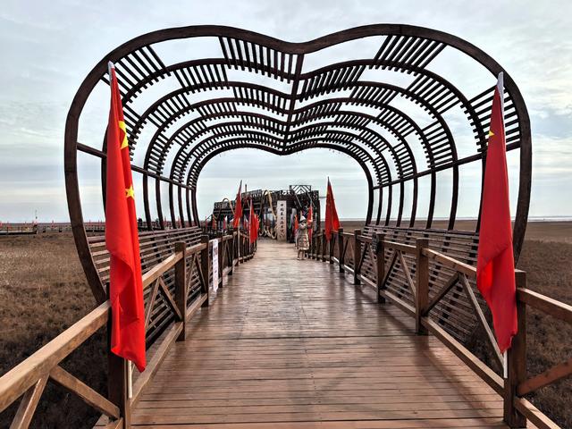 红海滩:闲情本自匠心运，野趣还得巧手染