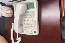 打了一上午电话全占线，余杭某办事单位电话听筒被悬放？相关负责人回应图片