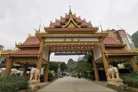 西双版纳曼贺纳古寨赶摆图片