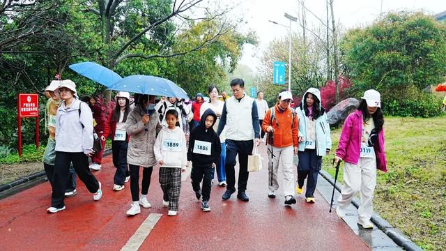 桂林：20000名徒步爱好者漫步美丽的桃花江畔！