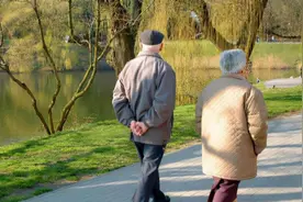 老年人晚饭后不能散步？医生劝告：散步有4不要，早点了解少遭罪图片