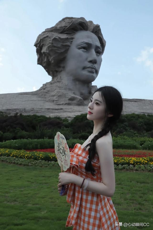 中传校花李乐涵，明眸摄人又有黑天鹅气质，妩媚到让人沦陷！