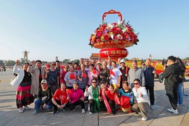 “祝福祖国”花篮亮相天安门广场吸引游客争相打卡