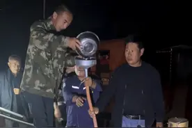 涨粉一百万后，他还在村里给牛治病图片