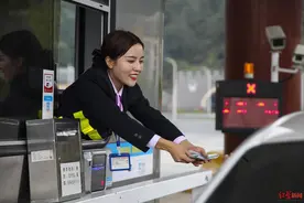 为何中国高速公路常年收费，却连年亏损，美国免费还能躺着收钱？图片