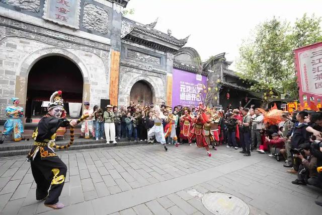 夯爆了！元通古镇清明春台会玩出新潮范儿