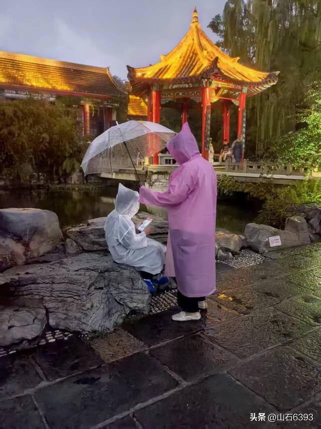 新华社原军事记者陶俊峰泉城美拍：《秋雨中游览大明湖》