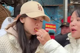 田亮一家重庆过年，叶一茜喂森碟吃小酥肉，他们在破餐馆吃江湖菜图片