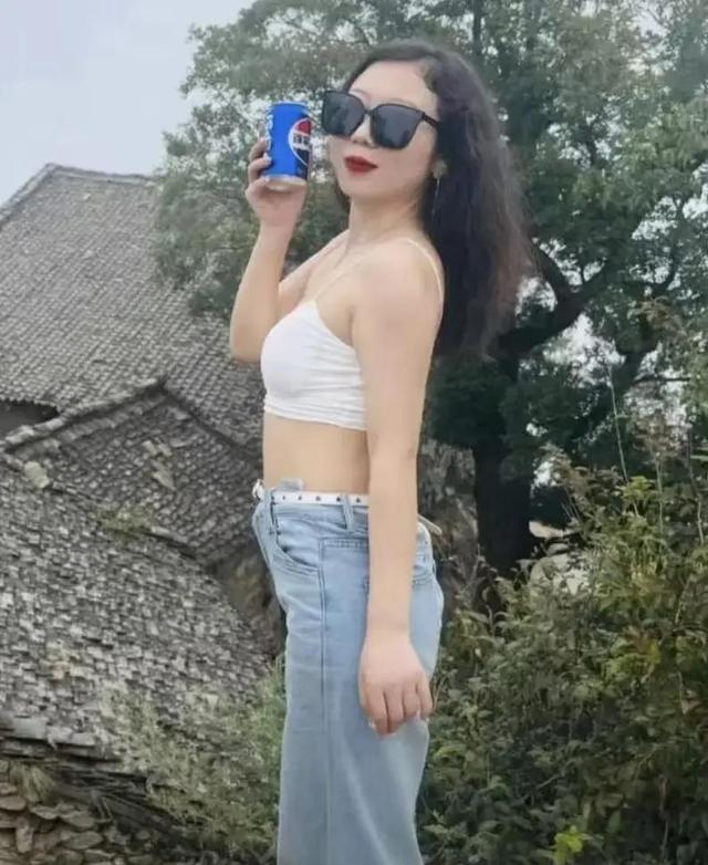 陕西女老师事件持续发酵，知情人揭露：抽烟穿吊带，还有多位男友