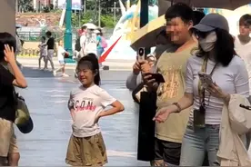 章子怡母女仨游玩，宠溺帮儿女拍照，醒醒晒黑了与妈妈肤色差明显图片