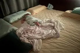 孩子睡觉“满床滚”，其实是向你传递5个信息，千万别嫌烦图片