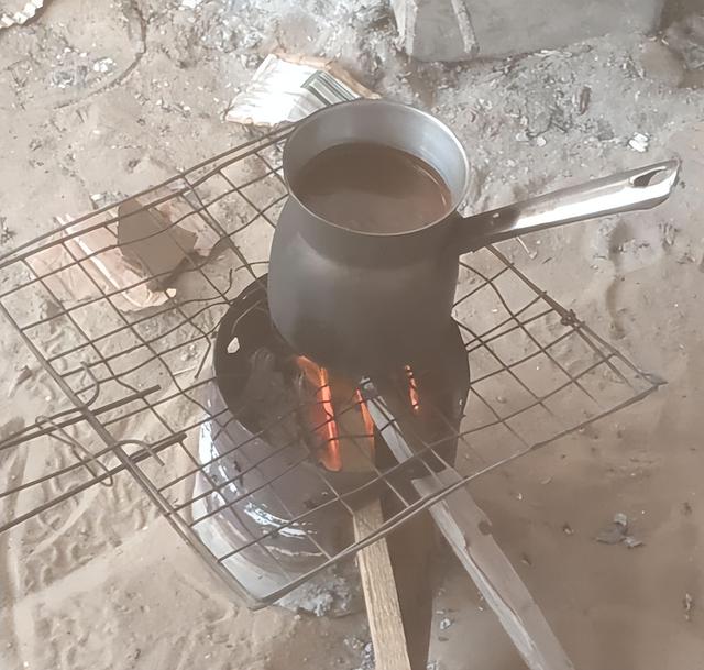 炸弹摧毁房子，饥饿掐住命根，加沙人的生活远比死亡更加残酷