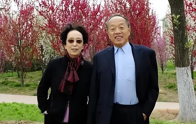 父亲是前外交部部长，妻子是阎维文女儿，他却靠自己实现“王炸”