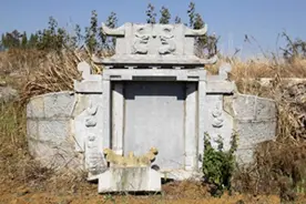 17年，云南一村支书建豪华活人墓，风水先生选址，大摆竣工宴图片