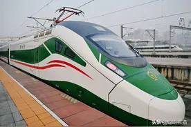 D194次列车由成都开往广州，全程2413千米，平均速度100.7km/h图片