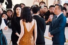 周冬雨增肥后变性感，打败了穿皮草的金晨，却输给了46岁的倪虹洁图片