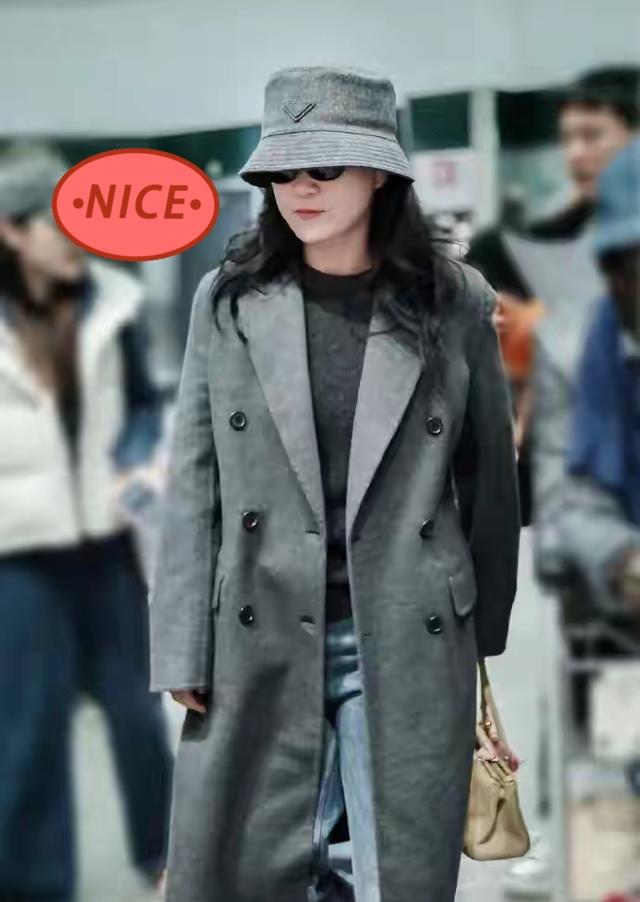 44岁贾玲米兰亮相又瘦了！从喜剧女王到时尚新宠	，蜕变藏着热爱