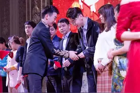 广东某公司年会抽奖，员工:大奖都是内定的，我们连安慰奖都没有图片