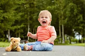 这种裤子夏天最常见，容易让孩子受伤，不要再穿了图片