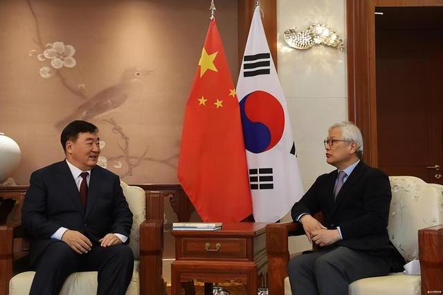 李在明拒绝出席中国阅兵，王毅挂断电话，送了韩国一句话