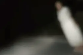 男子凌晨钓鱼回家遇到白裙女子,身体摇晃,吓得连连质问"你是人吗"图片