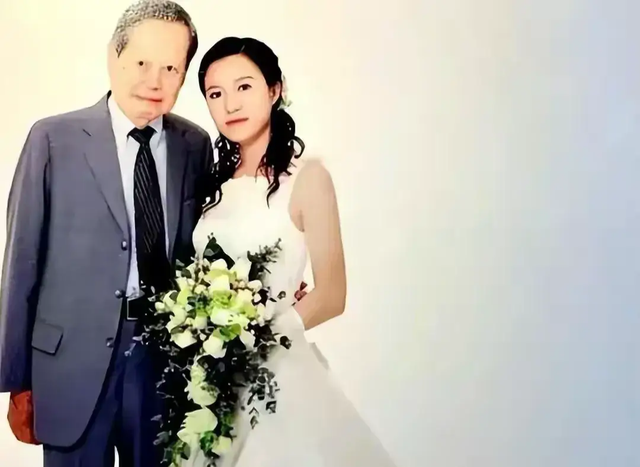 杨振宁葬礼：翁帆穿黑衣站首位，眼睛哭肿，送别队伍一眼望不到头