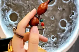 几十块的小葫芦配了100倍的配饰，葫芦自己都没想到会穿金戴银。图片