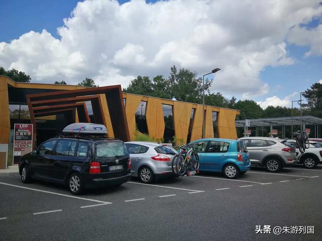 高速旁葡萄藤，让我们邂逅波尔多葡萄酒香