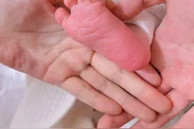 短道速滑冠军夫妇迎二胎，韩天宇表白大8岁妻子：老婆辛苦了，从此又多了个男子汉保护妈妈啦图片