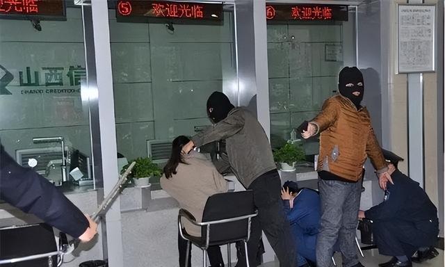 2001年张君走下法庭，含泪签完字后被押刑场，行刑过程中表情镇静