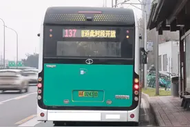 涉及红星路、锦城大道、天府二街等 成都公交车“移动提示牌”扩展至10条线路图片