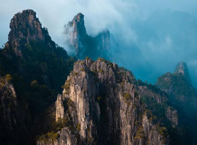 黄山秋色与云海同框的浪漫时刻 | 皖美冬日 | 第十五届安徽国际文化旅游节