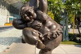 广州繁华CBD“奇葩”肥女雕塑，虽然争议不断，却很受瞩目图片