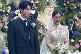 韩国歌手Ailee与演员崔时训举行婚礼，白智英、李茂珍献上结婚祝歌图片