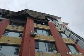 白城市通榆县一小区楼顶油毡纸脱落，街道社区紧急行动解民忧图片