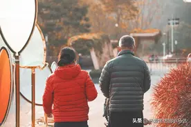 我活到65岁才发现：有些家庭的儿子，不结婚是对父母最大的孝顺图片